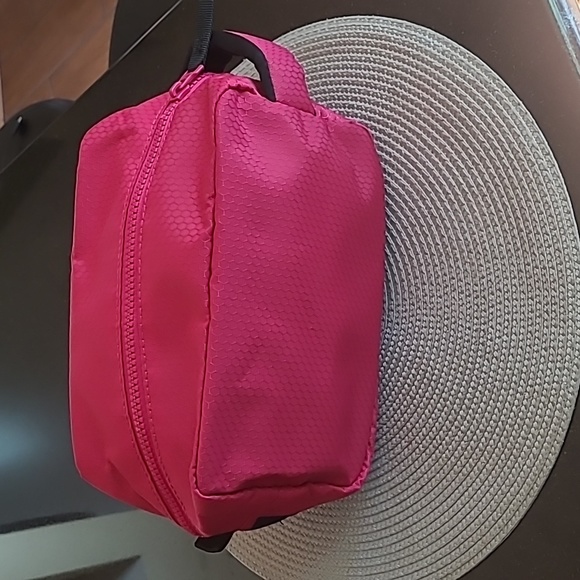 👝Adidas Team Toiletry Bag - Picture 2 of 13